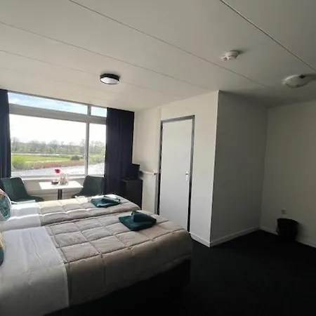 Aan De Linge מלון