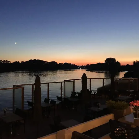 Aan De Linge فندق