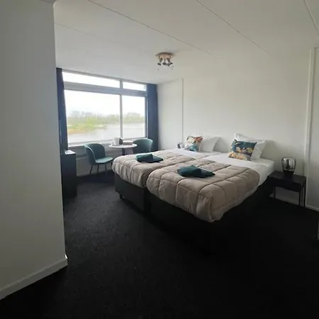 Aan De Linge فندق