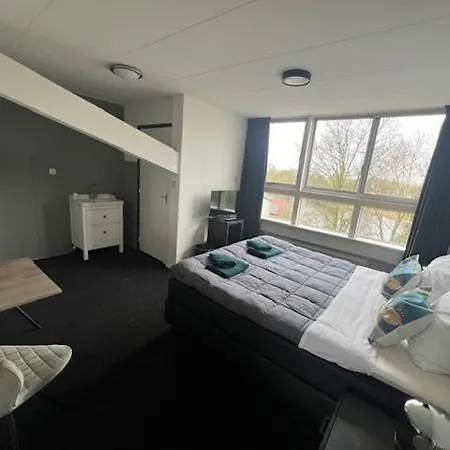 Aan De Linge فندق